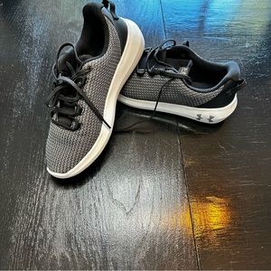New Never Used Under Armor 9.5 Black and White Running Shoes Athletic Shoes Gym